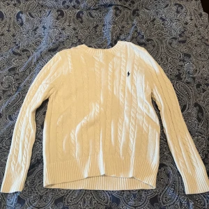 Ralph Lauren knitted sweatshirt - Säljer min oanvända sweatshirt från Ralph Lauren! Som sagt aldrig använd. Är L men skulle säga att den lutar mer mot M. Ny pris på denna ligger på ca 2300kr, släpper iväg denna för 700kr, riktig steal!   Hör av dig vid funderingar! 