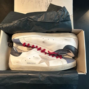 Golden goose super star  - Tja säljer dessa as feta golden goose skor då dem ej är i min storlek.  Skick: aldrig använda helt butiks nya. Perfekta nu till våren/sommaren!  Kom DM vid övriga funderingar  Självfallet  ÄKTA!🤩  