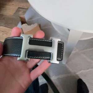Hermés bälte  - Ett fint bälte i 10/10 skick, inga defekter alls, helt nytt. Vid frågornicy funderingar så hör gärna av er 