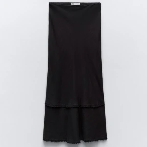 Linne midi skirt - Zara - Jätteskön linne kjol, perfekt för sommaren, säljer då jag köpte fel storlek. Helt oanvänd med etikett på.  Nypris: 559kr säljer för 199kr. 