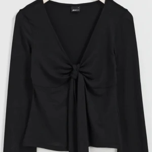 gina topp - säljer min gina topp i strl xs. säljer då jag tycker den är lite liten. använd 1 gång!!💕💕🤘🏻🤘🏻