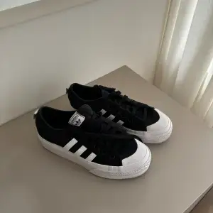 Säljer mina Adidas sneakers i modellen Nizza platform🤍 Knappt använda så säljer för 750!