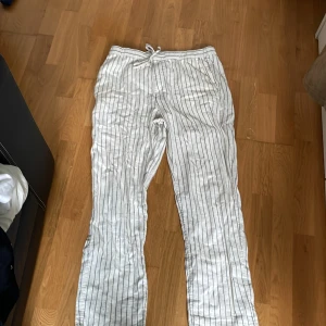 Sthlm stil - Randiga linnebyxor som sitter straight.  Frakt kostar 50kr 