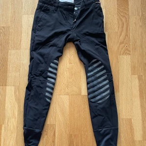 Snygga ridbyxor - Hej, säljer dessa sjukt snygga ridbyxor som är i nyskick och använda ca: 3 gånger. Är 180 cm lång och de slutar vid mina fotknölar. Storlek: XS-S (M). Ordinarie pris: 1900 kr på hemsidan. Mitt pris: 210 kr. Inga defekter! Kontakta vid frågor ☺️