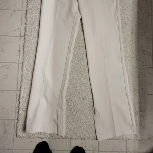 Kostymbyxor stl 34 - Vita Kostymbyxor stl 34. Endast använd 1gång. Nyskick. Säljer då de är för små för mig. Nyskick 349kr