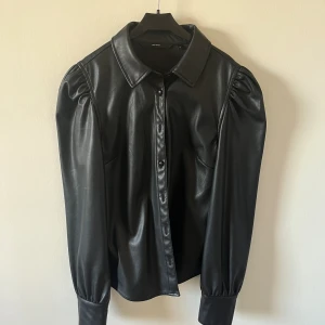 Skinnskjorta - En knapp är av men annars e den felfri!