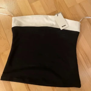 Bikbok topp💞✨ - Säljer min helt nya jättefina topp från bikbok som inte säljs längre, storlek S men skulle säga att den passar xs/m💞