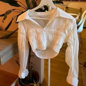 Trendig blus - Nyskick, vit blus.