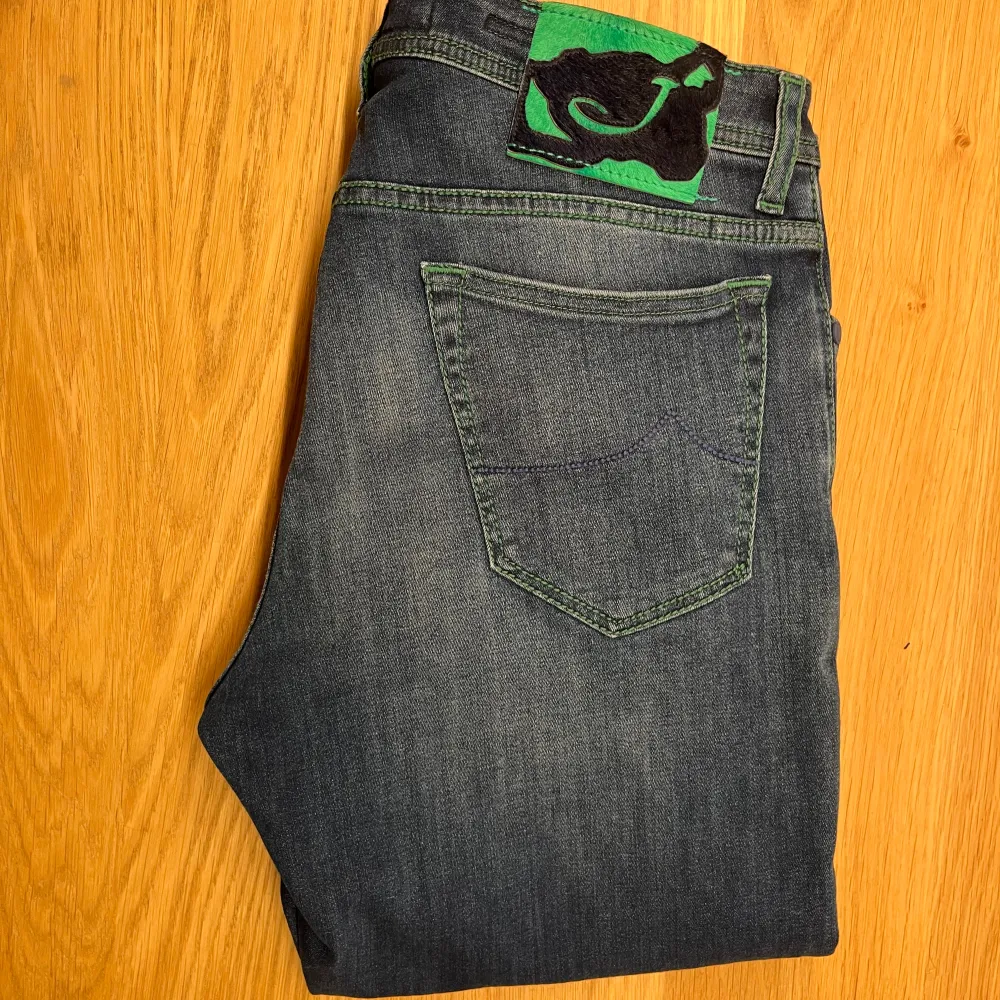 Säljer ett par riktigt feta Jacop jeans i ovanlig färg storlek W32 Skick 9/10 använda fåtal gånger  . Jeans & Byxor.