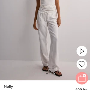 Linnebyxor - Vita linnebyxor i storlek S. Helt nya med lappen kvar. Ganska låga i midjan. Superfina🥰