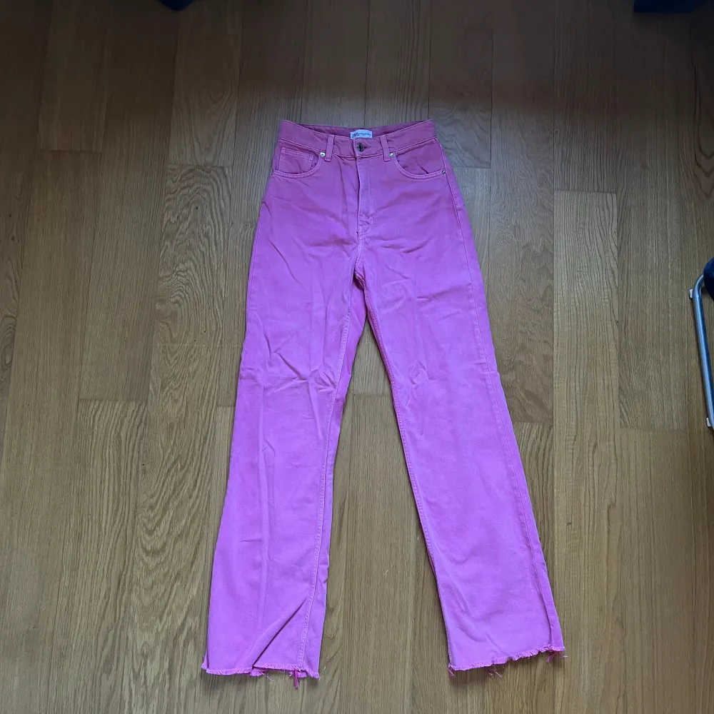 Rosa jeans från zara. Knappt använda. Hög midja och full längd. Färgen syns bäst på bild två pga dåligt ljus. . Jeans & Byxor.