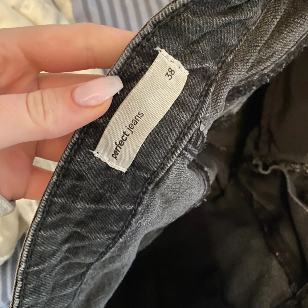 Svarta jeans från ginatricot i storlek 38. Modellen heter y2k och de är lågmidjade bootcut. Slitna längst ner vid benen (sista bilderna) då de varit för långa för mig men utöver det bra skick. Köpta för 500kr💓pris kan diskuteras . Jeans & Byxor.