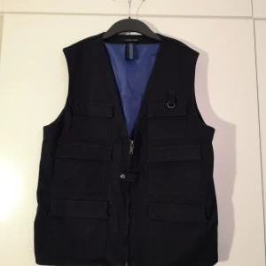 Väst från Zara  - Använd någon enstaka gång så i mycket bra skick! Storlek: L