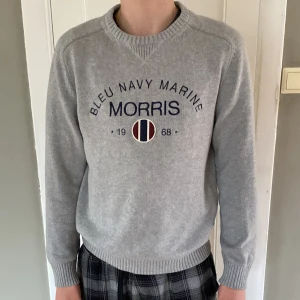 Morris tröja.  - Stickad tröja i  bra skick. Personen på bilden är 180cm lång så ni kan utgå efter den passformen.  Passar till alla årstider. Skickas omgående 