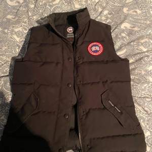 En canada goose väst i jättebra skick ny pris 8000  Mitt pris 4000