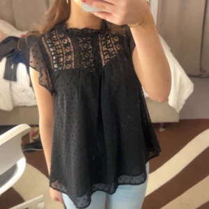 Blus - Säljer denna då den ej kommer till användning. Storlek Xs-150kr, pris kan diskuteras💞