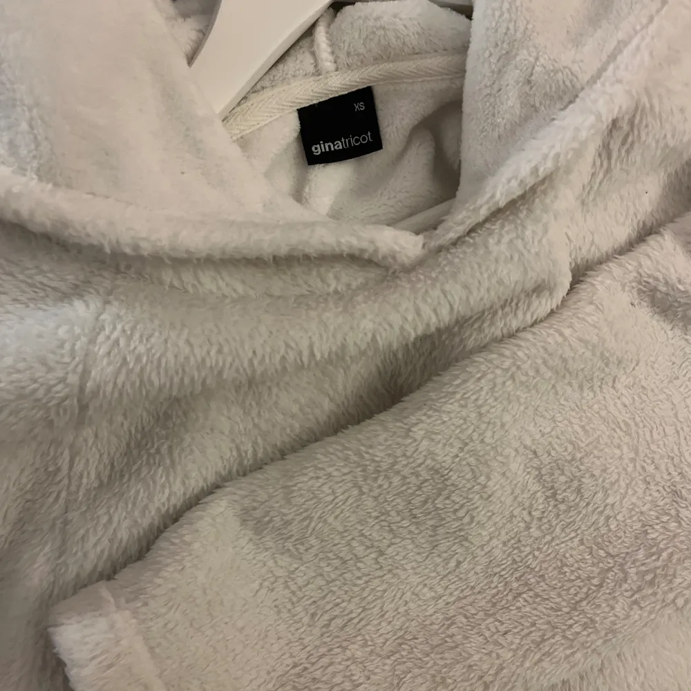 En vit teddyfleece hoodie från Gina i strl XS! . Tröjor & Koftor.