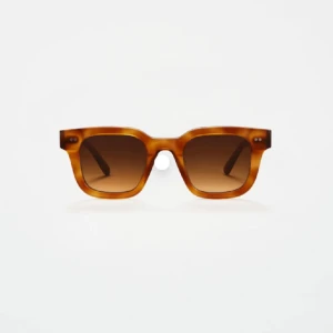 Chimi 04 - Superfina chimis i fint skick!! Fodral, påse och rengöringsduk medföljer. Färgen är havana, nypris 1200, kontakta för fler frågor💘