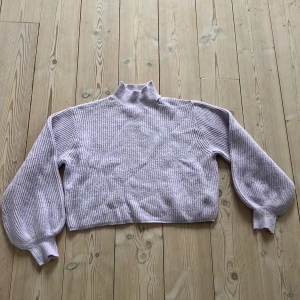 Lila stickad tröja - En tröja som är ”off-shoulder” på vänster Axel, fint skick!