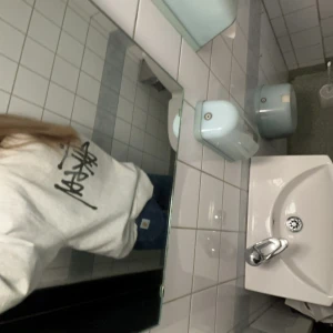 Stussy Sweatshirt Grå - Superfin sweatshirt från Stussy i nyskick! Inga deffekter. Nypris 1800kr, säljer för 900kr. Kvitto finns! Pris går att diskutera. Storlek L men är ganska liten i storleken 🩶