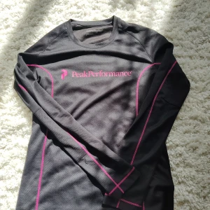 Peak Performance Tröja  - Träningströja från Peak Performance. Liten i storleken, speciellt längden i armarna. Skulle mer säga att den är XXS eller XS. Priset kan diskuteras💗 Materialet är inte stretchigt 