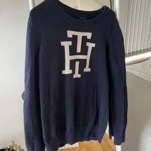 Tommy stickad tröja - Jättefin stickad tröja från TH, nästan oanvänd och utmärkt skick. Kontakta vid vilka som helst frågor❤️