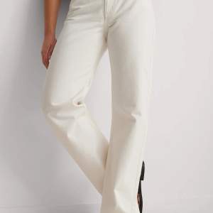 ”Relaxed full lenght jeans” från NA-KD i vitt. Endast testade, i fint skick. 