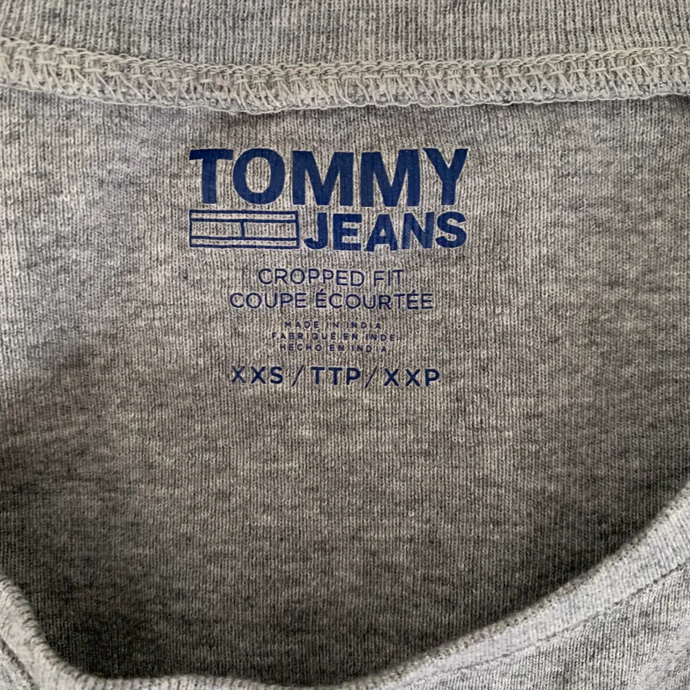 Super söt tröja från Tommy Hilfiger. Passar verkligen till allt och har inga defekter alls. Står att den är i storlek XS men passar mig superbra som brukar ha XS/S. Skriv via funderingar!. Blusar.