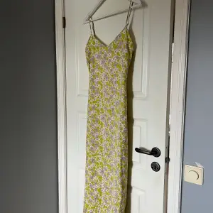 Fin klänning från Zara, använd 1 gång! I väldigt bra skick! 