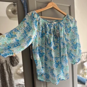 Ny blus abercrombie & fitch  - Tunn och skön blus från Abercrombie & fitch. Tyvärr är den för liten för mig. Helt ny med prislappar kvar. Nypris ca 600kr. Så härliga färger och perfekt till sommaren! ☀️🐬🍀