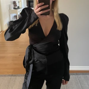 Blus - Supersöt omlott blus från ginatricot, men för liten för mig 🤍 storlek xs och använd fåtal gånger 🤍 pris går att diskuteras vid snabb affär 🤍 