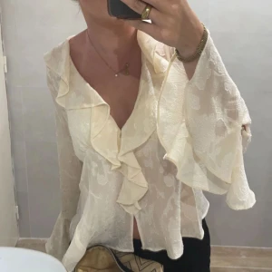 Zara blus - Blus från zara (lånad bild första), har en liten fläck bild 4. Knappt använd 