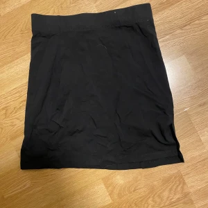 Svart kjol - Svart vanskligt kort kjol med slit från even&odd. Använd ett par enstaka gånger