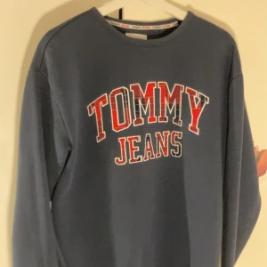 Tommy Hilfiger tröja - 8/10. För fler bilder kontakta!