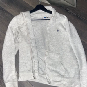 Polo Ralph laruen zip up hoodie - Perfekt till sommarn, men small skön som fan och zip grejen saknas men kan fixa den till den som köper för 500kr eller mer 550 ord pris.