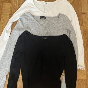 Två tröjor, svart vit - 2 toppar . De är ribbade och v ringade! Jättefina men för små! Köp två för 90kr eller 50kr/st! Kontakta innan köp! Kom privat vid frågor och bilder! Fåtal använt! Från even&odd men köpt på zalando! NOTERA: GRÅ ÄR SLUTSÅLD, går endast att köpa svart och vit!