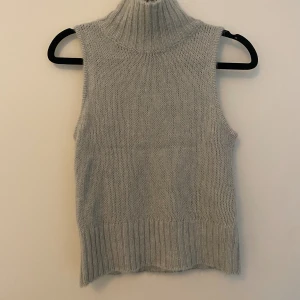 Stickad polo tröja - Stickad polotröja från zara, använd 1 gång.  Diskret grön färg