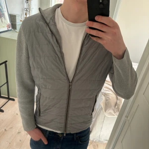 Massimo Dutti cardigan  - Säljer nu denna feta cardiganen från Massimo Dutti! Köptes på här på Plick men känner att den är för liten för mig. Skicket är bra, 6/10. Storlek Small.  Har du frågor eller funderingar får du gärna höra av dig på meddelande!