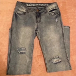 Raka jeans - Raka jeans med hål vid knäna,, är 163 och dom är långa på mig. W31L32 midwaist💕