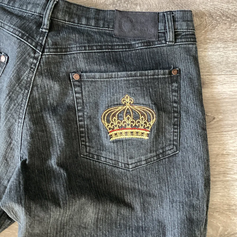 Vintage jeans med en cool krona på röven, dem har vädligt fin passform, inte för stort men inte för litet liksom. Är som helt nya inte skrapade eller nått.. Jeans & Byxor.