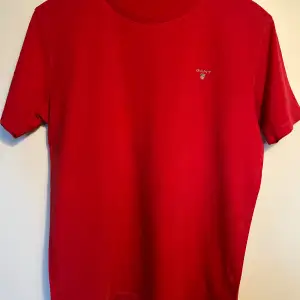 Säljer nu min röda Gant T-shirt för den ligger bara i garderober och tar plats. Skick 10/10 plus att den är använd fåtal gånger, storlek 170cm/ 15 år. Skicka för mer info, bilder 