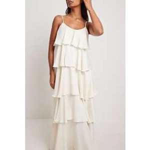  volang balklänning - Intressekoll på denna balklänning, säljer endast vid bra bud 