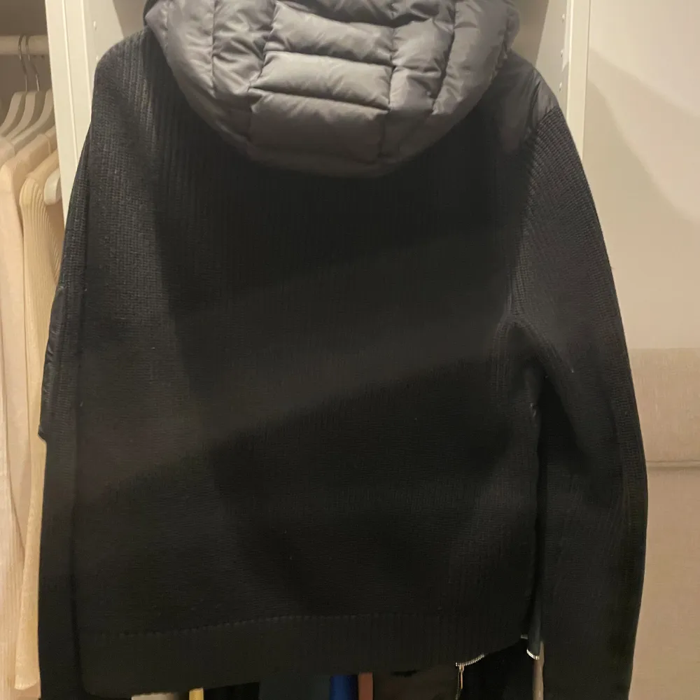 Hej säljer min moncler cardigan som jag köpte här på plick, säljer för den är lite stor på mig! Skick 10/10 inga skavanker eller skador helt clean  Priset är inte hugget i sten hör av dig vid intresse . Jackor.