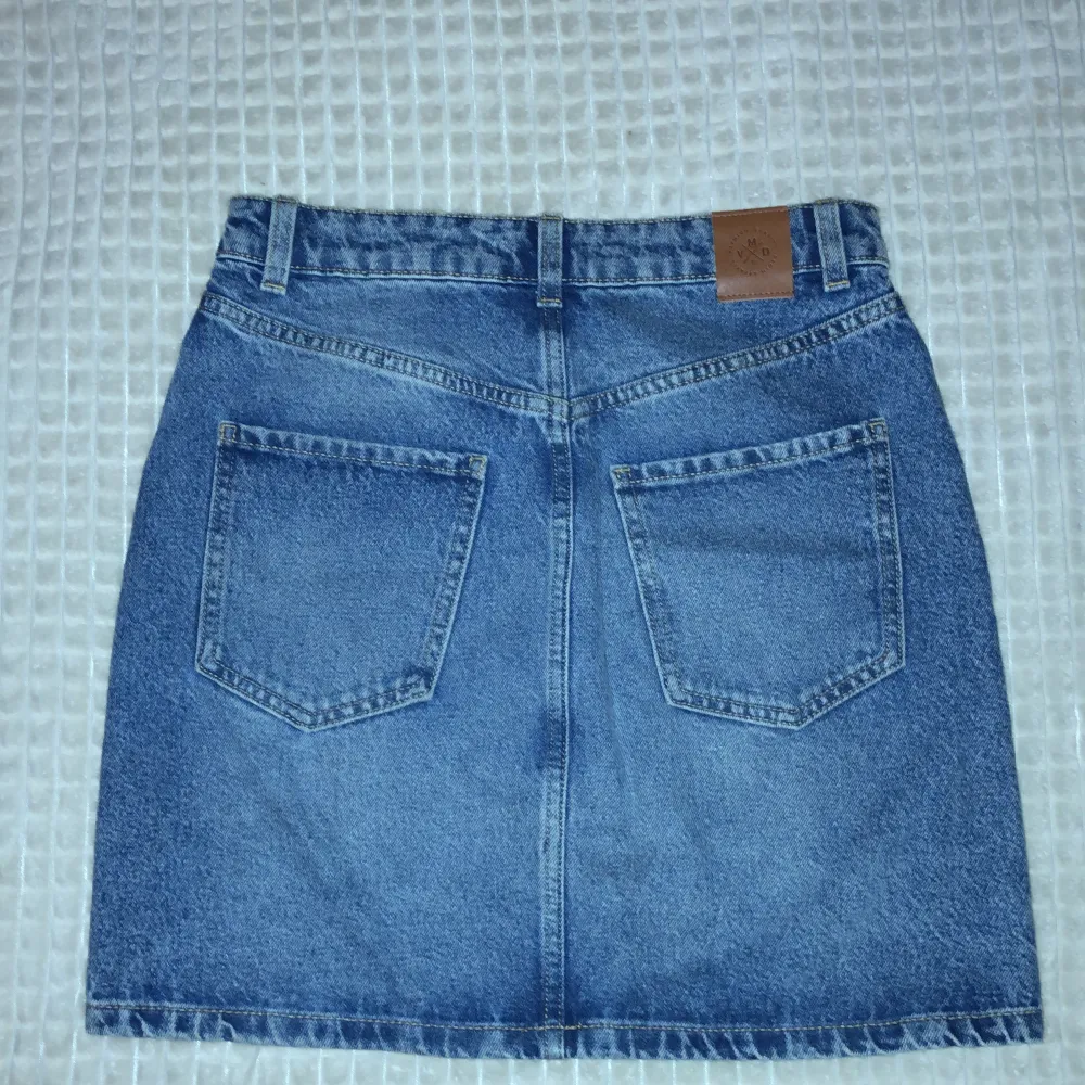 Högmidjad jeans kjol i storlek xs. Är i bra skick. Säljer för att den är för liten för mig💗 skriv om ni undrar något 🤗. Kjolar.