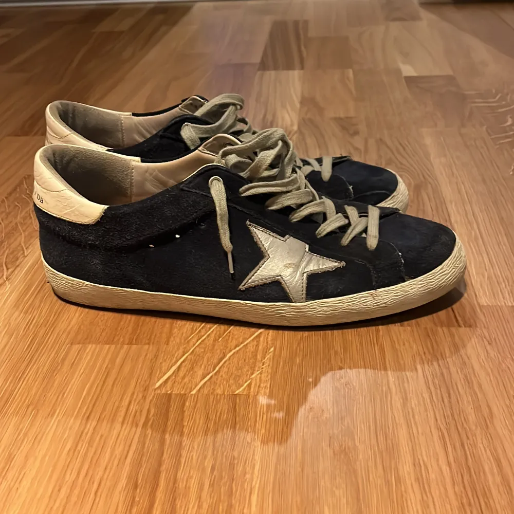 Golden goose skor i bra skick och används sällan. storleken passar 43 och 44. Skor.