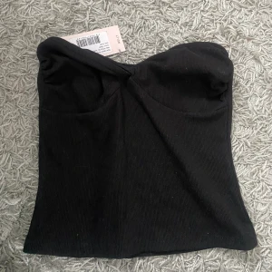 Tubtopp - Oanvänd tubtopp från Nelly, nypris 249