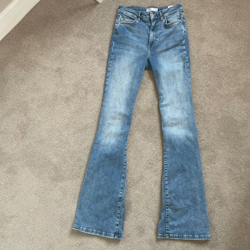 Blåa mid/high waist straight bootcut jeans ifrån Cubus i storlek S/32, lite långa för mig som är 165cm. I bra skick! Nypris 600kr 💖🫶🏼. Jeans & Byxor.