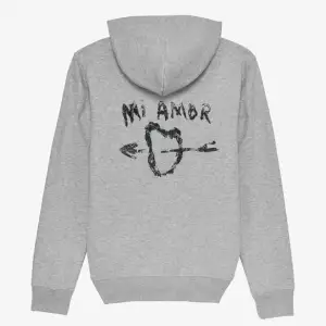 Säljer denna coola mi amor hoodie, helt oanvänd så i väldigt bra skick. Skriv vid funderingar eller intresse❤️nypris ca 1700 kr när jag köpte den! 