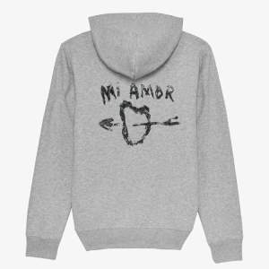 Säljer denna coola mi amor hoodie, helt oanvänd så i väldigt bra skick. Skriv vid funderingar eller intresse❤️nypris ca 1700 kr när jag köpte den! 