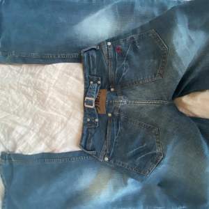 Ascoola jeans som jag säljer då jag håller på att rensar min garderob lite❤️ Midjemått: 75cm Innerbenslängd: 83cm